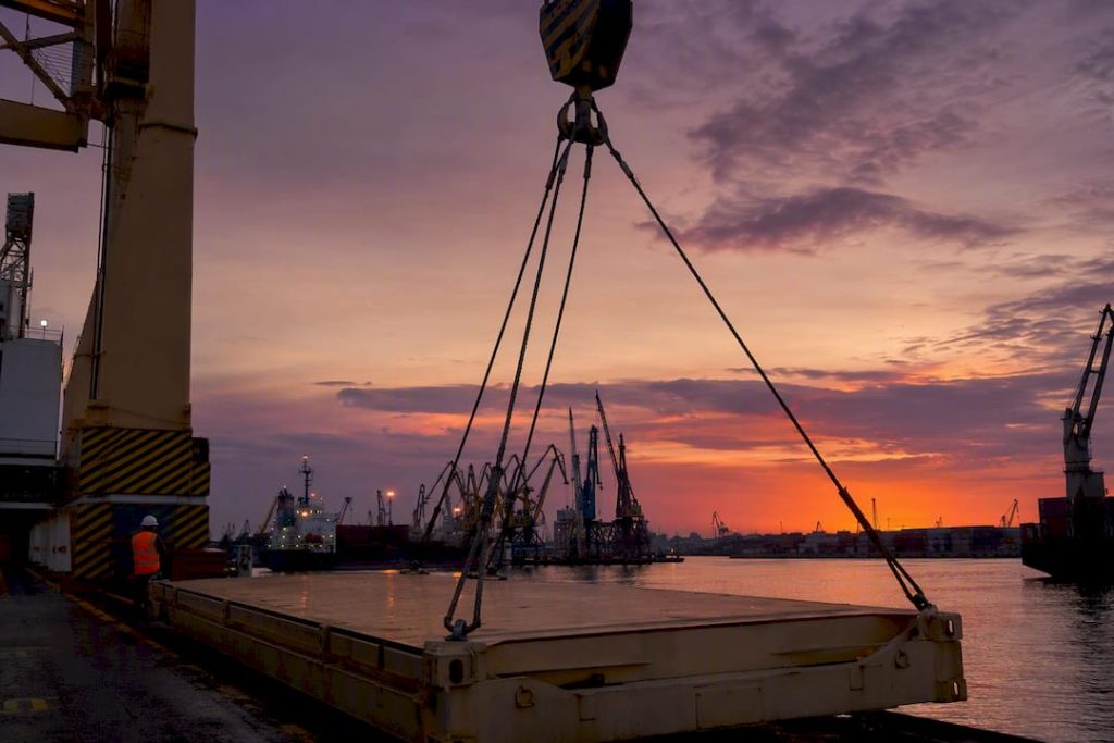 Flat rack container loading at port